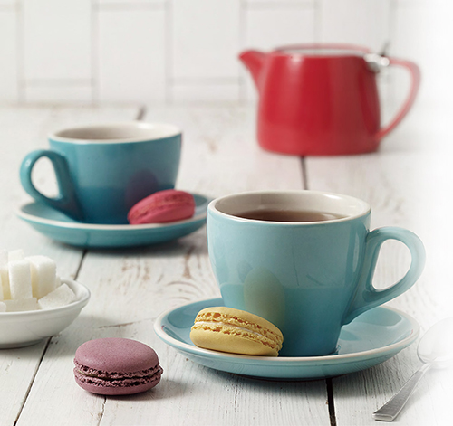 coffee cups with macaroons